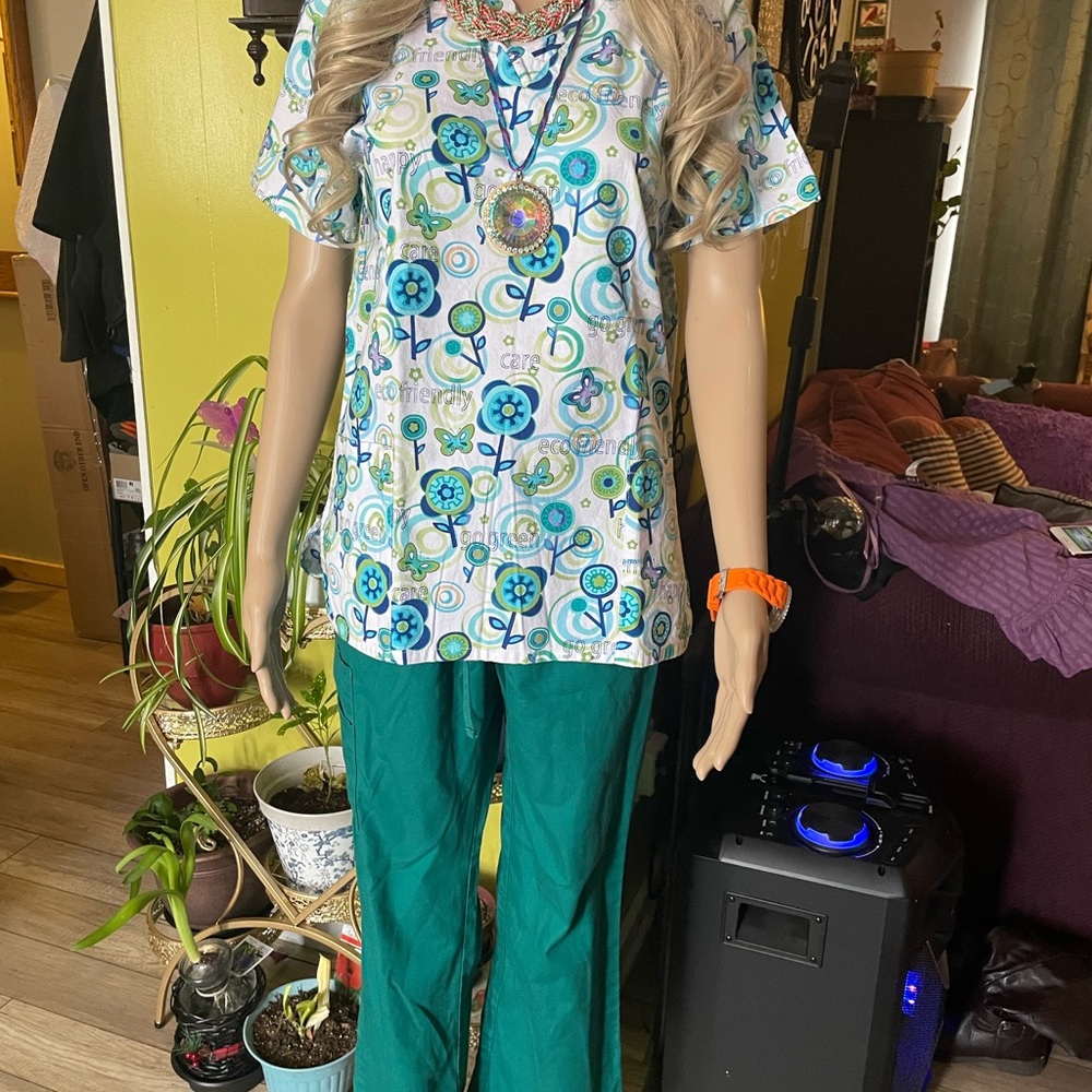 Used scrub suit no holes nor tear , top Xs but fit to small ,pant small..
